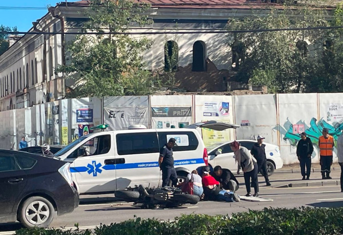 Мотоциклтой иргэн автомашинтай мөргөлдсөн осол гарчээ