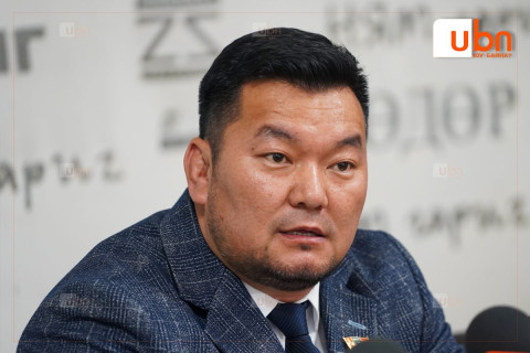 Б.Эрдэнэсүхийн шинээр авсан өмгөөлөгч хавтаст хэрэгтэй танилцах хүсэлт гаргаснаар шүүх хурал ХОЙШИЛЛОО