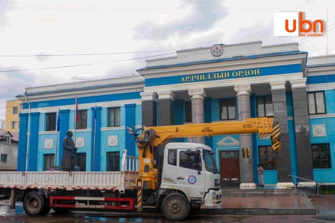 С.Зориг агсны хөшөөг зөвшөөрөлгүй зөөсөн ААН-ыг 1 сая төгрөгөөр торгожээ