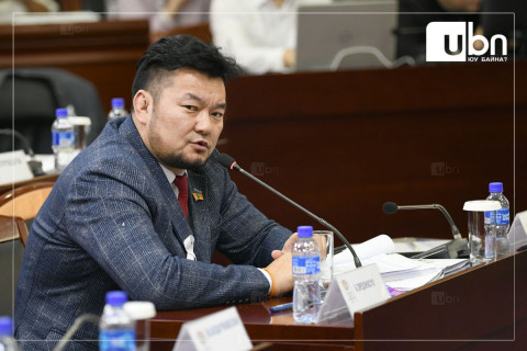 Б.Эрдэнэсүх: Эхнэр маань хамрын гоо сайхны хагалгаанд орсон зургаараа зодуулсан гэж Монголын ард түмнийг хуураад явж байна