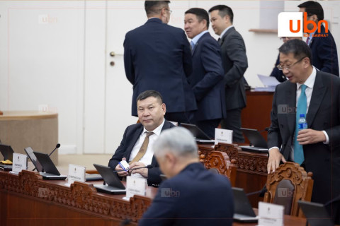 Гишүүдийн ирц хүрээгүй тул УИХ-ын чуулганы хуралдааныг маргаашийн 14.00 цаг хүртэл хойшлууллаа