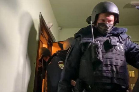 Алексей Навальныйн гэр, ажлын байранд нэгжлэг явуулж, дүүг нь баривчилжээ