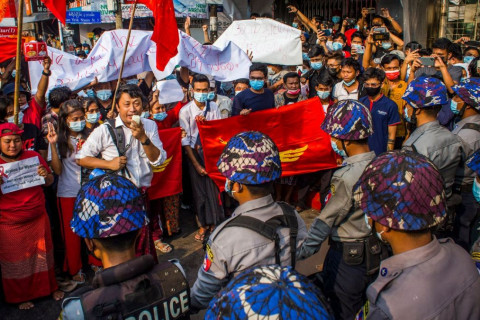 Мьянмарт интернэт хаагдаж, олон мянган хүн оролцсон жагсаал боллоо