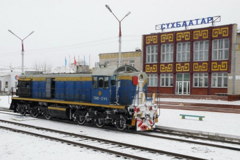 Сэлэнгэ: Химийн бодис асгарсан талбайн хөрснөөс дээж авчээ