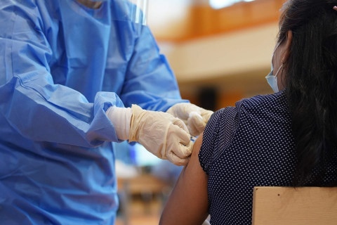Боловсролын байгууллагын багш ажилчид вакцинжуулалтад хамрагдаж эхэллээ