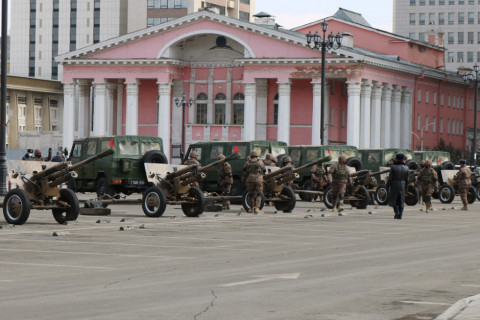 Сүхбаатарын талбайд ёслолын буудлага хийлээ