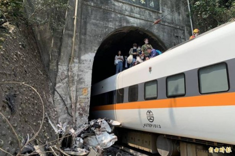 Тайванд галт тэрэг замаасаа гарч осолдож, 36 хүн нас баржээ