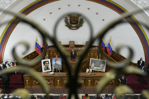 Венесуэл парламентын үйл ажиллагаагаа түр зогсоов