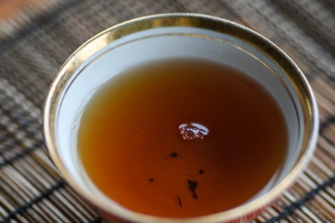 Хар, ногоон цай уух нь коронавирусийн тархах эрсдэлийг бууруулдаг