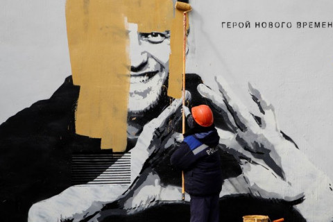 Барилгын ханан дээрх Навальныйн хөргийг арилгажээ