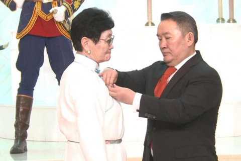 Монгол Улсын Гавьяат эмч цолоор А.Амбасэлмааг шагналаа