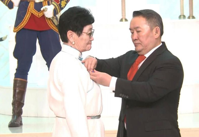 Монгол Улсын Гавьяат эмч цолоор А.Амбасэлмааг шагналаа