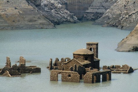 Италид усан доорх тосгон 70 жилийн дараа гарч иржээ