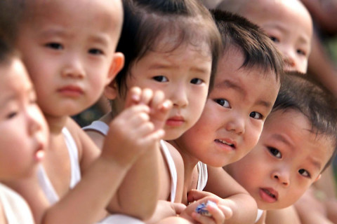 Хятад улсад хосууд гурван хүүхэдтэй болохыг зөвшөөрлөө