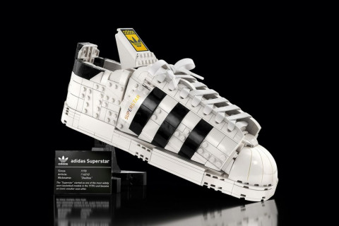 Lego компаниас Adidas-ийн пүүзний лего хувилбарыг урлажээ