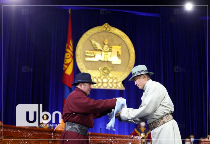 Х.Баттулга Монгол төрийн тамгыг Ерөнхийлөгч У.Хүрэлсүхэд шилжүүлэн өглөө
