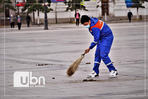 Фото: Хот тохижилтынхон Сүхбаатарын талбайг цэвэрлэж байна