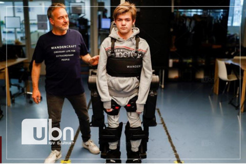 Аав нь хүүгээ алхахад нь туслахын тулд робот экзоскелет буюу “нэмэлт араг яс” бүтээжээ