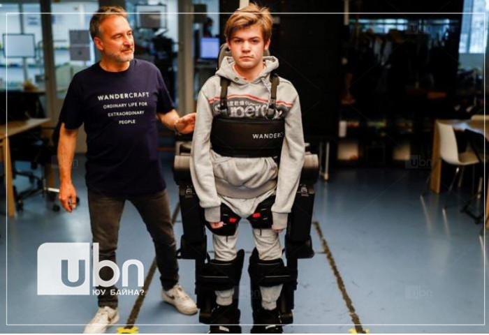 Аав нь хүүгээ алхахад нь туслахын тулд робот экзоскелет буюу “нэмэлт араг яс” бүтээжээ