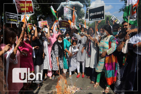 Хүчирхийлэлд өртөж амиа алдсан Далит охиныг албадан чандарлахыг Энэтхэгчүүд эсэргүүцэж байна