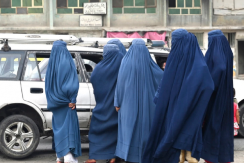 Талибан бүлэглэлийн цэрэг бурка өмсөлгүй гадуур явсан эмэгтэйг буудан хороожээ