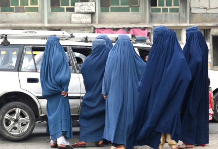 Талибан бүлэглэлийн цэрэг бурка өмсөлгүй гадуур явсан эмэгтэйг буудан хороожээ