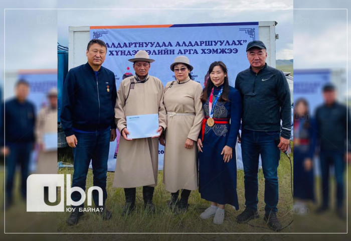 Б.Болортуяаг аймаг нутгийн тус тус 2 өрөө байраар шагнаж, аавд нь мөн хоёр өрөө байр бэлэглэжээ