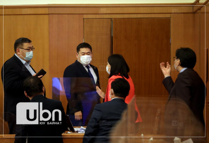 Ерөнхий сайд Л.Оюун-Эрдэнэ: Улс төр хийх гэж байгаа бол надтай шууд тул, сайдуудаа огцруулахгүй