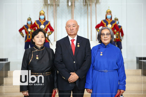 Ерөнхийлөгч У.Хүрэлсүх гурван шүүгчид Монгол Улсын гавьяат хуульч цол хүртээлээ