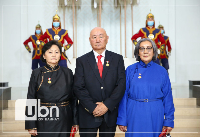 Ерөнхийлөгч У.Хүрэлсүх гурван шүүгчид Монгол Улсын гавьяат хуульч цол хүртээлээ