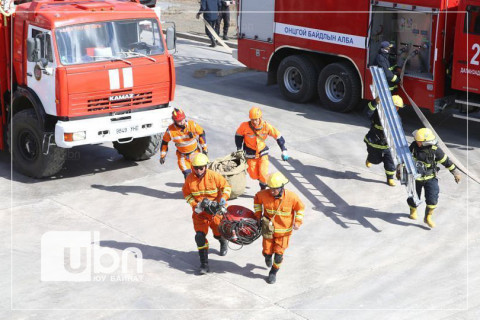 15 настай охид согтууруулах ундаа хэрэглэж, барилгын дээвэр дээр гарчээ