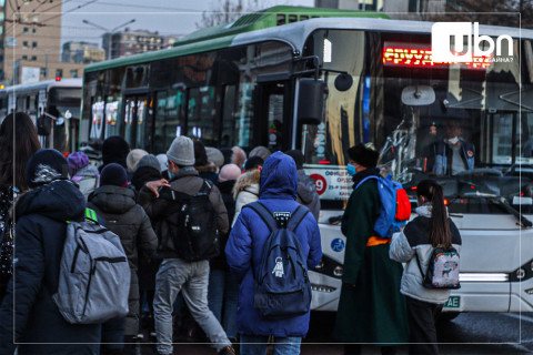 СУРВАЛЖИЛГА: Түгжрэлээс үүдэж, автобусууд хугацаандаа ирэхгүй ИРГЭД хэдэн цагаар автобус хүлээж байна
