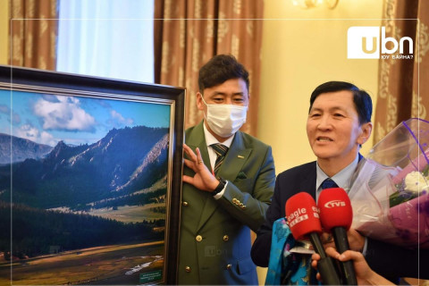 “Сэтгүүлчийн үзэгний үзүүр хөдөлж, алтан микрофон асах бүрийд Монгол төрийн түүх тасрахгүй“