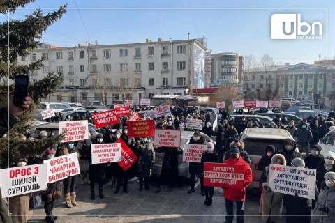 Орос III сургуулийн удирдлагууд нэг ангиас 5 эцэг, эх ирэхийг даалгажээ