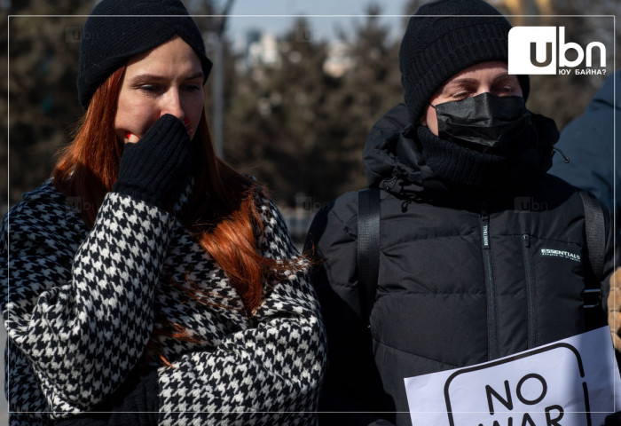 ФОТО: Монголд байгаа Украины иргэд дайныг эсэргүүцэж, хоёр дахь өдрөө жагсаж байна