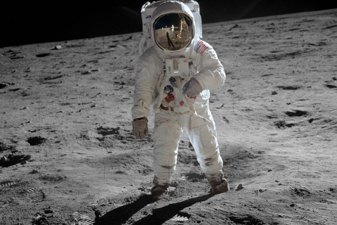 “Moon walk” зураг 7700 ам.доллараар зарагджээ