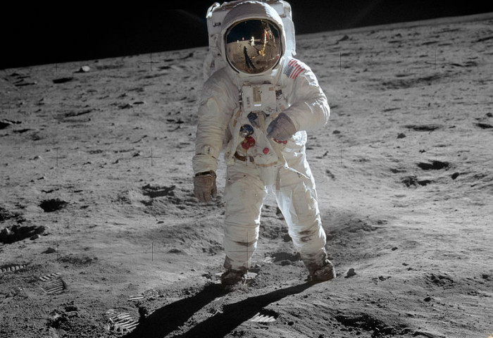 “Moon walk” зураг 7700 ам.доллараар зарагджээ