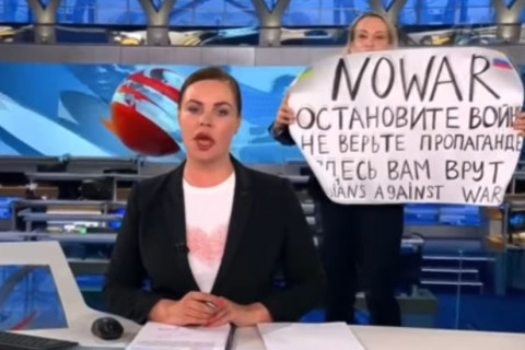 Шууд эфирт эсэргүүцлээ илэрхийлсэн Оросын сэтгүүлч 14 цаг байцаагдаж, суллагджээ