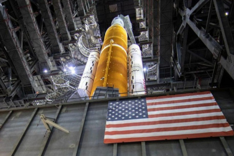 NASA сар руу пуужин хөөргөхөөр бэлдэж байна