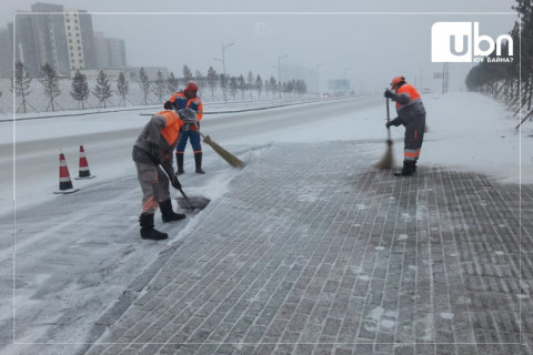 Өглөө орсон цасыг зам, талбайн 241 үйлчлэгч цэвэрлэн ажиллаж байна