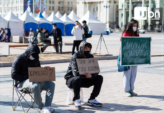 ФОТО: Залуучууд “Үнийн өсөлт“-ийг эсэргүүцэн суулт хийж байна