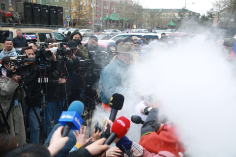 ФОТО: “Монголоо Беларусь болгохгүй” жагсаалын үеэр Д.Сосорбарам руу гурил цацжээ