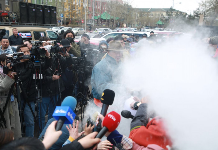 ФОТО: “Монголоо Беларусь болгохгүй” жагсаалын үеэр Д.Сосорбарам руу гурил цацжээ