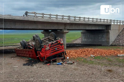 Автомашинтайгаа онхолдож, эмнэлгийн тусламж авах замдаа нас баржээ