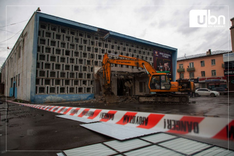 ФОТО: Хуучнаар Ард кино театрыг нурааж байна