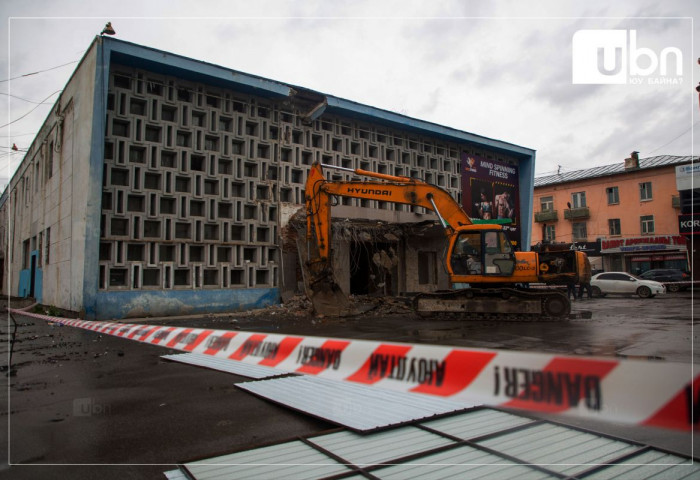 ФОТО: Хуучнаар Ард кино театрыг нурааж байна