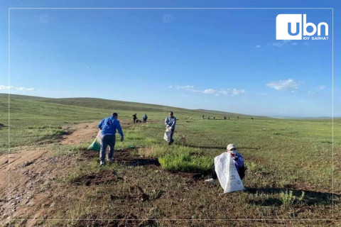 Туул голын  хогийг цэвэрлэж байна