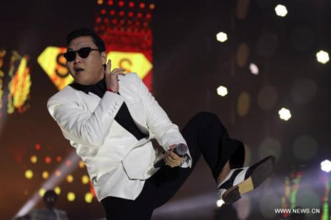 Солонгосын алдарт дуучин PSY-ийн тоглолтын дараа Монгол залуу амиа алджээ
