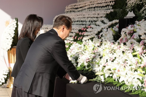 БНСУ-ын Ерөнхийлөгч, тэргүүн хатагтай нар амиа алдсан хүмүүсийн дурсгалыг хүндэтгэх тахилын ширээнд цэцэг өргөлөө