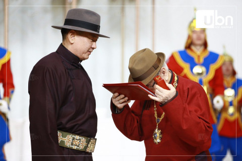 ФОТО: Монголч эрдэмтэн Жек Уэтерфорд болон доктор, профессор Д.Доржготов нарт “Чингис хаан“ одонг гардууллаа